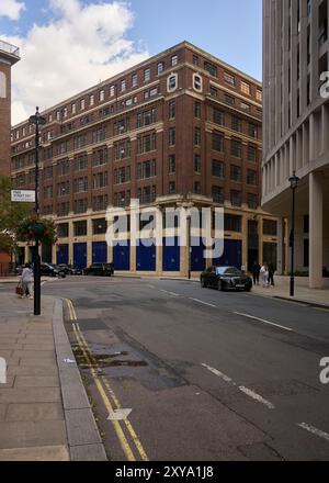 LondonUK - 23 août 2024 : rue de londres avec grand bâtiment moderne Banque D'Images