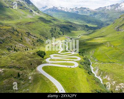 La superbe section de courbure en épingle à cheveux du col du Julier en Suisse à partir d'un drone Banque D'Images