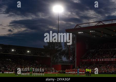 Minutes applaudissements à la mémoire du décès de l'ancien entraîneur de l'Angleterre, Sven-Goran Eriksson, lors du match du 2ème tour de la Carabao Cup entre Nottingham Forest et Newcastle United au City Ground, Nottingham, mercredi 28 août 2024. (Photo : Jon Hobley | mi News) crédit : MI News & Sport /Alamy Live News Banque D'Images