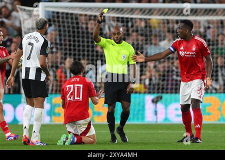 Arbitre, Sam Allison montre un carton jaune à Jota Silva de Nottingham Forest lors du match du 2ème tour de la Carabao Cup entre Nottingham Forest et Newcastle United au City Ground, Nottingham, mercredi 28 août 2024. (Photo : Jon Hobley | mi News) crédit : MI News & Sport /Alamy Live News Banque D'Images