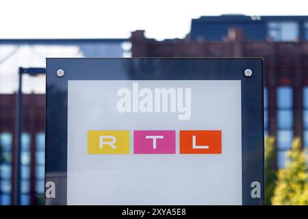 Ein Schild am Eingang zur RTL-Zentrale in Köln mit RTL-logo in Deutz am Picassoplatz. Themenbild, Symbolbild Köln, 27.08.2024 NRW Deutschland *** Une enseigne à l'entrée du siège de RTL à Cologne avec le logo RTL à Deutz sur Picassoplatz image thématique, image symbolique Cologne, 27 08 2024 NRW Allemagne Copyright : xChristophxHardtx Banque D'Images