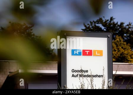 Ein Schild am Eingang zur RTL-Zentrale in Köln mit RTL-logo in Deutz am Picassoplatz. Themenbild, Symbolbild Köln, 27.08.2024 NRW Deutschland *** Une enseigne à l'entrée du siège de RTL à Cologne avec le logo RTL à Deutz sur Picassoplatz image thématique, image symbolique Cologne, 27 08 2024 NRW Allemagne Copyright : xChristophxHardtx Banque D'Images