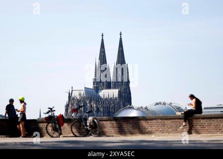 Der Kölner Dom gesehen im Sommer von der rechten Rheinseite Deutz aus. Themenbild, Symbolbild Köln, 27.08.2024 NRW Deutschland *** Cathédrale de Cologne vue en été de la rive droite du Rhin, Deutz image thématique, image symbolique Cologne, 27 08 2024 NRW Allemagne Copyright : xChristophxHardtx Banque D'Images