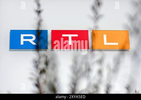 Ein Schild am Eingang zur RTL-Zentrale in Köln mit RTL-logo in Deutz am Picassoplatz. Themenbild, Symbolbild Köln, 27.08.2024 NRW Deutschland *** Une enseigne à l'entrée du siège de RTL à Cologne avec le logo RTL à Deutz sur Picassoplatz image thématique, image symbolique Cologne, 27 08 2024 NRW Allemagne Copyright : xChristophxHardtx Banque D'Images