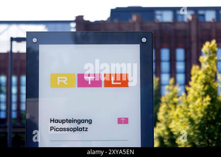 Ein Schild am Eingang zur RTL-Zentrale in Köln mit RTL-logo in Deutz am Picassoplatz. Themenbild, Symbolbild Köln, 27.08.2024 NRW Deutschland *** Une enseigne à l'entrée du siège de RTL à Cologne avec le logo RTL à Deutz sur Picassoplatz image thématique, image symbolique Cologne, 27 08 2024 NRW Allemagne Copyright : xChristophxHardtx Banque D'Images