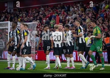 28 août 2024 ; The City Ground, Nottingham, Angleterre ; Carabao Cup second Round Football, Nottingham Forest contre Newcastle United ; les joueurs de Newcastle célèbrent leur victoire au penalty 3-4 Banque D'Images