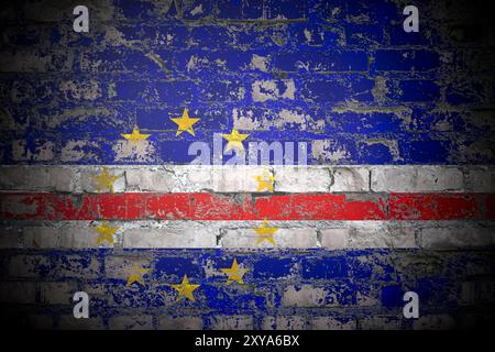 Drapeau sur un mur de briques fissurées Banque D'Images