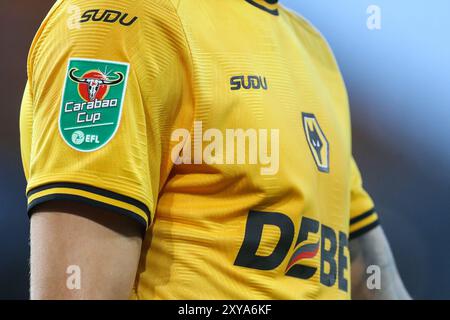 L'écusson de la manche de la Carabao Cup sur le maillot domicile des Wolverhampton Wanderers pendant le match de la Carabao Cup Wolverhampton Wanderers vs Burnley à Molineux, Wolverhampton, Royaume-Uni, le 28 août 2024 (photo de Gareth Evans/News images) Banque D'Images