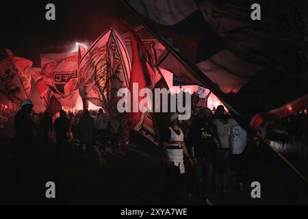 Sao Paulo, Brésil. 28 août 2024. SP - SAO PAULO - 08/28/2024 - COUPE DU BRÉSIL 2024, SAO PAULO x ATLETICO-MG - les fans de Sao Paulo lors du match contre l'Atletico-MG au stade Morumbi pour le championnat de Coupe du Brésil 2024. Photo : Ettore Chiereguini/AGIF crédit : AGIF/Alamy Live News Banque D'Images