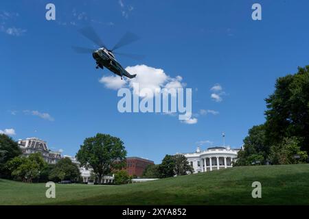 Washington, DC, États-Unis. 13 août 2024. Le président Joe Biden et la première dame Jill Biden embarquent à bord de Marine One sur la pelouse sud de la Maison Blanche, mardi 13 août 2024, en route vers la base interarmées Andrews pour leur voyage à la Nouvelle-Orléans. (Photo par Oliver Contreras) (crédit image : © Maison Blanche/ZUMA Press Wire) USAGE ÉDITORIAL SEULEMENT! Non destiné à UN USAGE commercial ! Banque D'Images