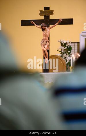 Vénération de la Sainte Croix après la messe dans l'église St James de Medjugorje, Bosnie-Herzégovine. Banque D'Images