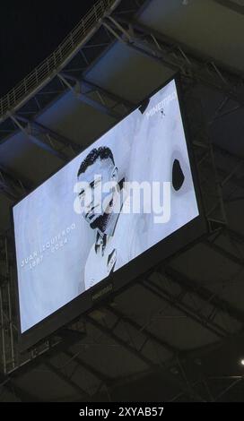 Belo Horizonte, Brésil. 28 août 2024. L'écran du stade Mineirão affiche une image de l'ancien joueur Juan Izquierdo (URU), quelques instants avant le match entre Cruzeiro et Internacional pour la Serie A 2024 brésilienne au stade Mineirao, à Belo Horizonte le 28 août. Le joueur est décédé à l'âge de 27 ans, après avoir subi un arrêt cardio-respiratoire lors du match de la Copa CONMEBOL Libertadores contre São Paulo. Photo : Max Peixoto/DiaEsportivo/Alamy Live News crédit : DiaEsportivo/Alamy Live News Banque D'Images