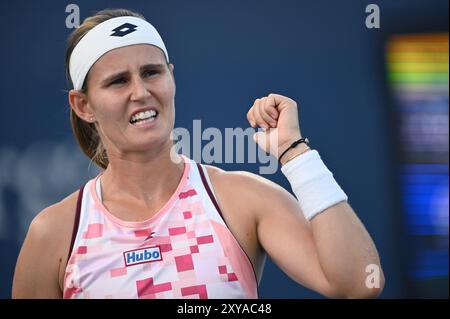 New York, États-Unis. 28 août 2024. Greet Minnen de Belgique demande à la présidente-arbitre de vérifier la surface du court alors qu'elle joue contre Donna Vekic de croate dans le Championnat féminin 2 de l'US Open tournoi de tennis au USTA Billie Jean King National Tennis Center, New York, NY, le 28 août 2024. (Photo par Anthony Behar/Sipa USA) crédit : Belga News Agency/Alamy Live News Banque D'Images