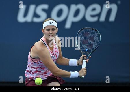 New York, États-Unis. 28 août 2024. Greet Minnen, de Belgique, joue contre Donna Vekic, de croate, lors de la deuxième ronde en simple féminin de l'US Open de tennis au USTA Billie Jean King National Tennis Center, New York, NY, le 28 août 2024. (Photo par Anthony Behar/Sipa USA) crédit : Belga News Agency/Alamy Live News Banque D'Images