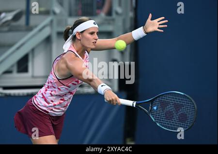 New York, États-Unis. 28 août 2024. Greet Minnen, de Belgique, joue contre Donna Vekic, de croate, lors de la deuxième ronde en simple féminin de l'US Open de tennis au USTA Billie Jean King National Tennis Center, New York, NY, le 28 août 2024. (Photo par Anthony Behar/Sipa USA) crédit : Belga News Agency/Alamy Live News Banque D'Images