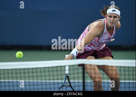 New York, États-Unis. 28 août 2024. Greet Minnen, de Belgique, joue contre Donna Vekic, de croate, lors de la deuxième ronde en simple féminin de l'US Open de tennis au USTA Billie Jean King National Tennis Center, New York, NY, le 28 août 2024. (Photo par Anthony Behar/Sipa USA) crédit : Belga News Agency/Alamy Live News Banque D'Images