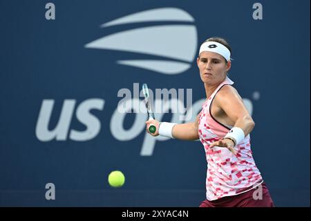 New York, États-Unis. 28 août 2024. Greet Minnen, de Belgique, joue contre Donna Vekic, de croate, lors de la deuxième ronde en simple féminin de l'US Open de tennis au USTA Billie Jean King National Tennis Center, New York, NY, le 28 août 2024. (Photo par Anthony Behar/Sipa USA) crédit : Belga News Agency/Alamy Live News Banque D'Images