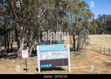 Parc national de la rivière Abercrombie et panneau d'entrée, près d'Oberon en Nouvelle-Galles du Sud, Australie, endroit populaire pour explorer le Bush et camper Banque D'Images