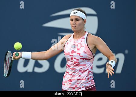 New York, États-Unis. 28 août 2024. Greet Minnen, de Belgique, joue contre Donna Vekic, de croate, lors de la deuxième ronde en simple féminin de l'US Open de tennis au USTA Billie Jean King National Tennis Center, New York, NY, le 28 août 2024. (Photo par Anthony Behar/Sipa USA) crédit : Sipa USA/Alamy Live News Banque D'Images