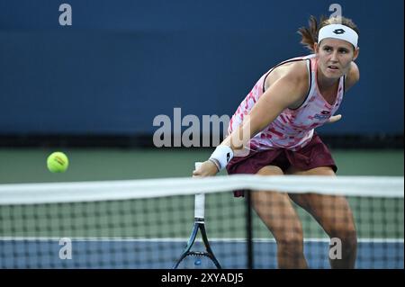 New York, États-Unis. 28 août 2024. Greet Minnen, de Belgique, joue contre Donna Vekic, de croate, lors de la deuxième ronde en simple féminin de l'US Open de tennis au USTA Billie Jean King National Tennis Center, New York, NY, le 28 août 2024. (Photo par Anthony Behar/Sipa USA) crédit : Sipa USA/Alamy Live News Banque D'Images