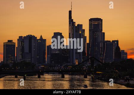 Die Frankfurter Skyline am Abend Die Lichter der Frankfuter Bankenskyline beginnen am Abend nach Sonnenuntergang zu leuchten. Frankfurt am main Hessen Deutschland *** L'horizon de Francfort dans la soirée les lumières de Frankfurts Banking skyline commencent à briller dans la soirée après le coucher du soleil Francfort am main Hesse Allemagne 2024-08-28 FFM skyline 03 Banque D'Images