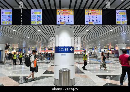 Kuala Lumpur, Malaisie. 28 août 2024. Des messages vidéo de prévention de la variole du singe sont diffusés au terminal 1 de l'aéroport international de Kuala Lumpur, en Malaisie, le 28 août 2024. La Malaisie a déployé des mesures visant à lutter contre la propagation de la variole du singe, y compris des scanners thermiques aux points d'entrée internationaux tels que les aéroports, a déclaré mercredi le ministre de la santé Dzulkefly Ahmad. Crédit : Chong Voon Chung/Xinhua/Alamy Live News Banque D'Images