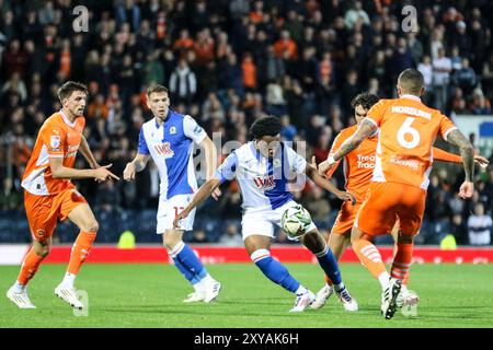 Blackburn, Royaume-Uni. 27 août 2024. Ewood Park, Blackburn, Angleterre, 27 août 2024 : Leo Duru (39 Blackburn Rovers) contrôle le ballon lors du match de la deuxième ronde de la Carabao Cup entre Blackburn Rovers et Blackpool à Ewood Park à Blackburn, Angleterre, le 27 août 2024. (Sean Chandler/SPP) crédit : photo de presse sportive SPP. /Alamy Live News Banque D'Images