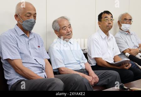 (240829) -- BEIJING, 29 août 2024 (Xinhua) -- Hideo Shimizu (2e l) assiste à une conférence de presse à Iida, ville de Nagano, Japon, 26 août 2024. Au cours des 79 dernières années, le vétéran japonais Hideo Shimizu, âgé de 94 ans, est devenu le cinquième membre du célèbre détachement de lutte contre les germes de l'unité japonaise 731 pendant la seconde Guerre mondiale, et probablement le dernier, à retourner dans la ville de Harbin, dans le nord-est de la Chine, pour avouer et demander pardon pour leurs crimes de guerre. Shimizu fuit la Chine avec les forces japonaises en retraite le 14 août 1945. Son voyage à Harbin, la capitale de la province du Heilongjiang, du 12 au 15 août marqué Banque D'Images