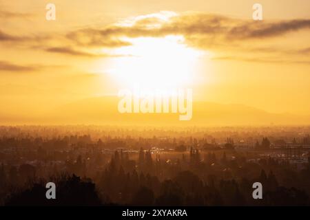 Lever de soleil dans la vallée de San Fernando. Photographie prise au Santa Susana Pass State Historic Park dans le quartier Chatsworth de Los Angeles Califor Banque D'Images