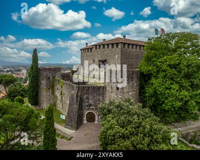 Vue aérienne du château de Gorizia et de la ville avec des tours concentriques, palais restauré à la frontière entre l'Italie et la Slovénie Banque D'Images