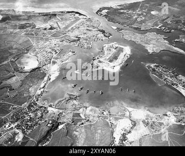 Vue aérienne de la base navale de Pearl Harbor, le 30 octobre 1941, un peu plus d'un mois avant l'attaque japonaise. Ford Island Naval Air Station est au centre, avec le Pearl Harbor Navy Yard juste au-delà, de l'autre côté du canal. L'aérodrome en haut à gauche au centre est le Hickam Field de l'armée. Banque D'Images