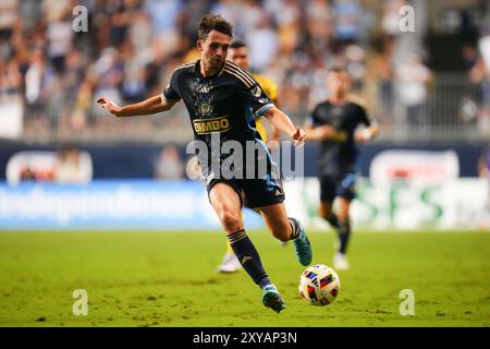 28 août 2024 : le milieu de terrain de l'Union de Philadelphie Leon Flach (31 ans) contrôle le ballon pendant la première moitié d'un match de la MLS contre l'équipage de Columbus au Subaru Park à Chester, Pennsylvanie. Kyle Rodden/CSM Banque D'Images