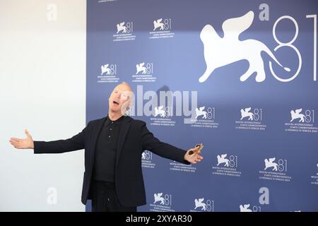 Venise, Italie. 28 août 2024. L'acteur Michael Keaton du film 'Beetlejuice, Beetlejuice' pose lors d'un appel photo à Venise, Italie, le 28 août 2024. Le 81e Festival du film de Venise a débuté mercredi sur l’île du Lido à Venise, en Italie, avec 21 films en compétition pour le prestigieux Golden Lion Award. Le festival a débuté avec la première de 'Beetlejuice, Beetlejuice', le dernier film de Tim Burton, avec la cérémonie d'ouverture animée par l'actrice italienne Sveva Alviti. Crédit : Li Jing/Xinhua/Alamy Live News Banque D'Images