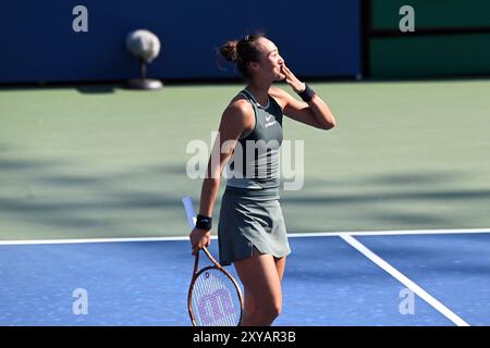 New York, États-Unis. 28 août 2024. Zheng Qinwen, de Chine, célèbre après le match de deuxième tour en simple féminin contre Erika Andreeva, de Russie, aux championnats de tennis US Open 2024 à New York, aux États-Unis, le 28 août 2024. Crédit : Li Rui/Xinhua/Alamy Live News Banque D'Images