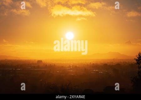 Soleil matinal de Los Angeles éclatant à travers des couches de brouillard au-dessus de la vallée de San Fernando. Banque D'Images