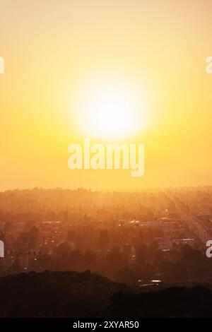 Vue verticale du lever du soleil de la vallée de San Fernando. Photographie prise au parc historique de Santa Susana Pass dans le quartier Chatsworth de Los A. Banque D'Images