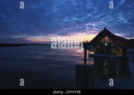 Depuis le port de zingst la vue Bodden avec ciel brûlant avec maison. nuages dynamiques dans la splendeur pleine couleur Banque D'Images