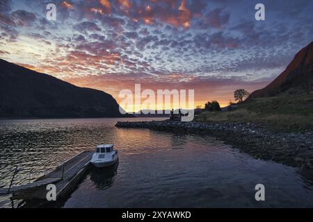 Coucher de soleil sur le fjord de Selje Norvège. Très belles couleurs reflétées dans les nuages et l'eau.Vacances de pêche dans un paysage fantastique Banque D'Images