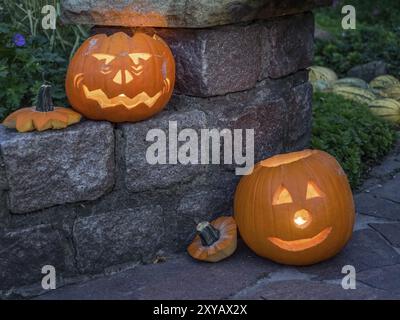 Citrouilles sculptées illuminées sur un mur de pierre, créer une décoration d'Halloween éclatante la nuit, borken, muensterland, Allemagne, Europe Banque D'Images