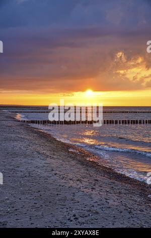 Coucher de soleil sur la mer Baltique. Mer, haricots couleurs fortes. Vacances sur la plage. Ambiance romantique sur le darss. Photo paysage Banque D'Images