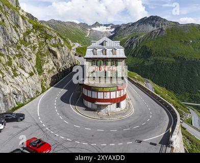 Hôtel Belvedere sur le col de Furka, l'hôtel de passe le plus célèbre dans le monde. Le bâtiment est fermé et tombe en délabrement. Un endroit perdu. Drone pho Banque D'Images