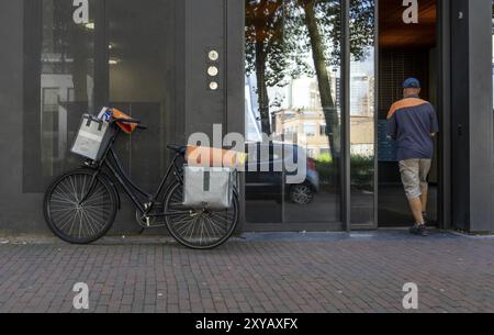 Dutch Post Delivery, avec vélo, à Rotterdam, pays-Bas Banque D'Images