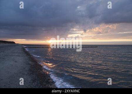 Coucher de soleil sur la mer Baltique. Mer, haricots couleurs fortes. Vacances sur la plage. Ambiance romantique sur le darss. Photo paysage Banque D'Images