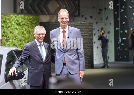 Francfort, Allemagne. 12 septembre 2017. Carlos Tavares, PDG de Peugeot Citroën et Michael Lohscheller, PDG D'OPEL, lors de la conférence de presse OPEL lors de la 65e édition de l'IAA Banque D'Images