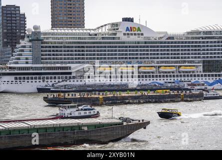 Le bateau de croisière AIDA Prima en cours de ravitaillement, amarré au terminal de croisière Rotterdam, trafic maritime sur le Nieuwe Maas, bateau taxi, pays-Bas Banque D'Images