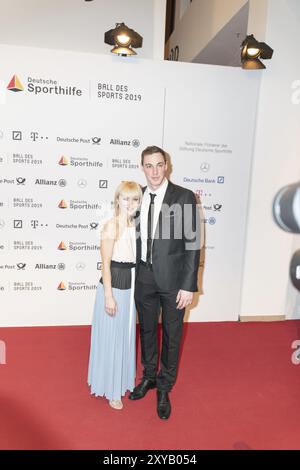 WIESBADEN, Allemagne, 2 février 2019 : Aljona Savchenko et Bruno Massot au Ball des Sports 2019, Europe Banque D'Images