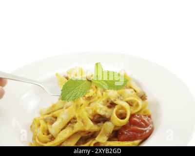 Pâtes avec sauce à la viande sur fond blanc Banque D'Images