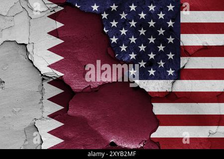 Drapeaux du Qatar et des Etats-Unis peints sur un mur fissuré Banque D'Images