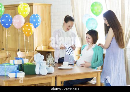 Portrait de femme enceinte avec des amis à une douche de bébé Banque D'Images