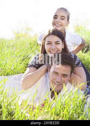 Heureuse jeune famille en plein air le jour du printemps Banque D'Images